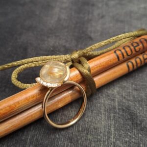 Noën "Dolce" ring i gult gull, med diamanter og rutilkvarts
