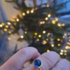 Susanne Friis Bjørner ring forgylt med London Blue krystall, liten