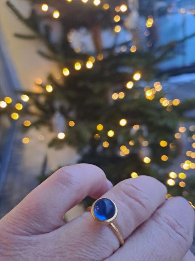 Susanne Friis Bjørner ring forgylt med London Blue krystall, liten