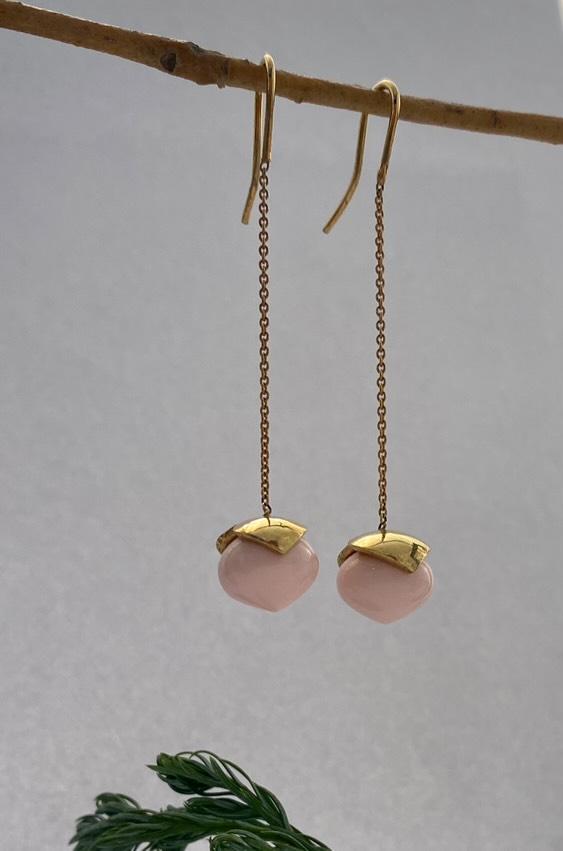 Noën «Dolce large hanger» ørepynt i forgylt sølv med rosa korall-kompositt