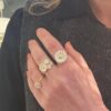 Georg Jensen "Daisy" ring i forgylt sølv med hvit emaljert blomst