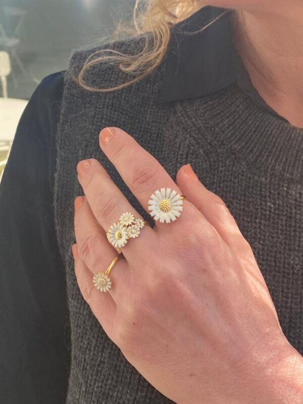 Georg Jensen "Daisy" ring i forgylt sølv med hvit emaljert blomst og diamanter