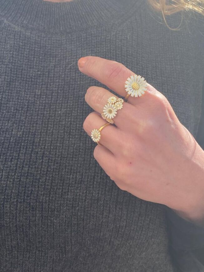 Georg Jensen "Daisy" ring i forgylt sølv med hvit emaljert blomst og diamanter