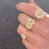 Georg Jensen "Daisy layered" ring i forgylt sølv med hvite emaljerte blomster