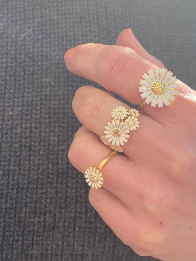 Georg Jensen "Daisy" ring i forgylt sølv med hvit emaljert blomst og diamanter
