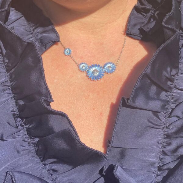 Georg Jensen “Daisy 4 flower” kjede i sølv med blå emalje blomster