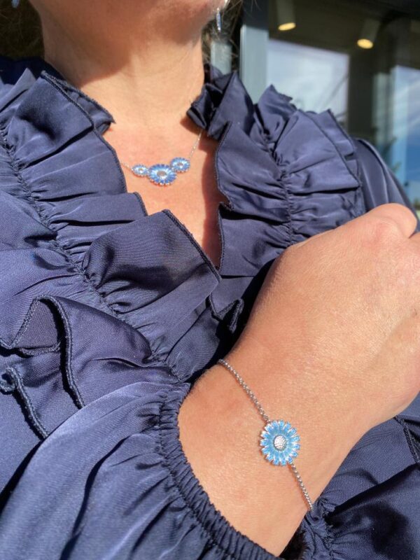 Georg Jensen “Daisy armbånd" i sølv med blå emaljert blomst