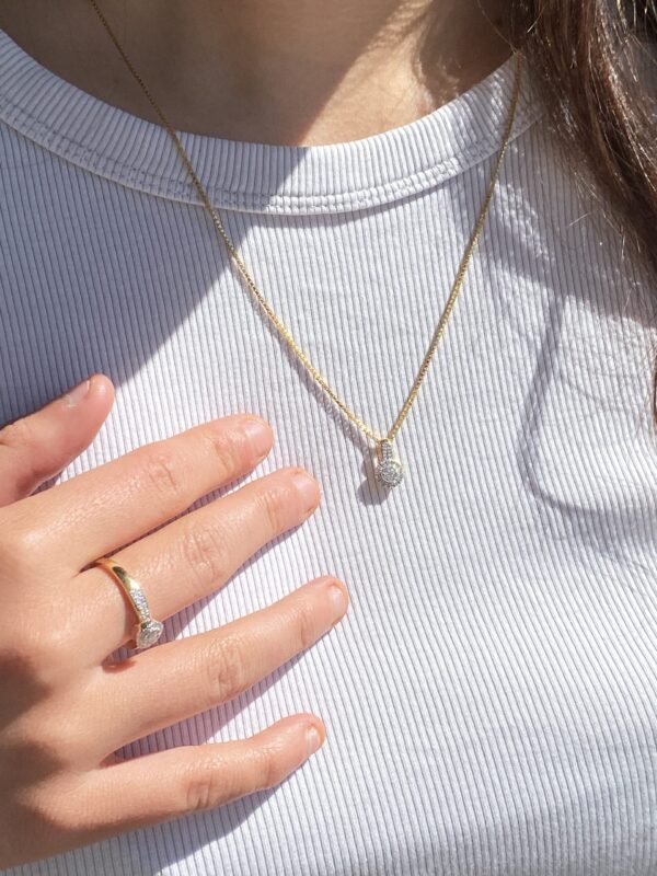Gult gull anheng med diamant rosett