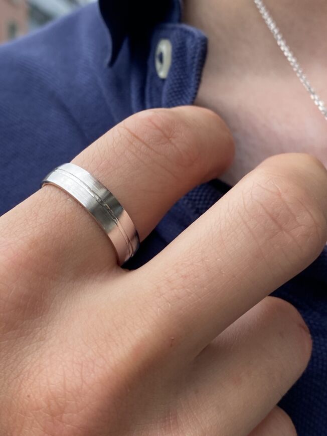 Herrering børstet sølv med en blank stripe