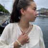 Kjede med ferskvannsperler og gult gull lås