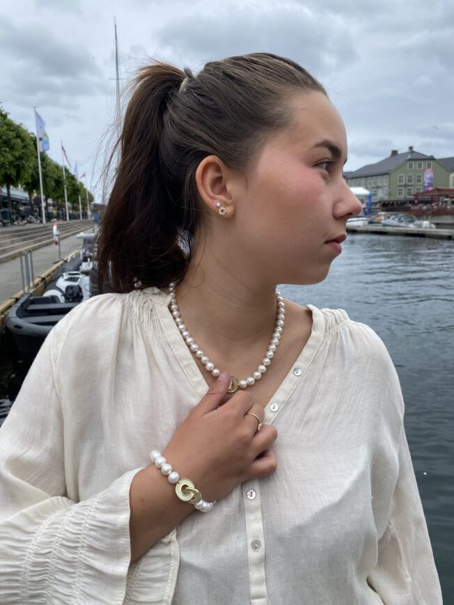 Kjede med ferskvannsperler og gult gull lås