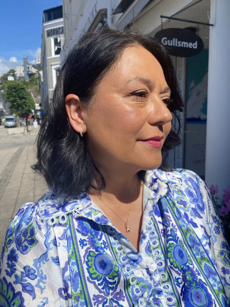 Ørering i gult gull med diamanter