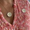 Georg Jensen "Daisy" anheng/brosje med hvit emalje i forgylt sølv