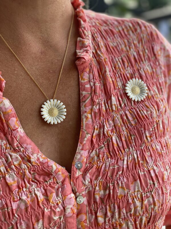 Georg Jensen "Daisy" anheng/brosje med hvit emalje i forgylt sølv