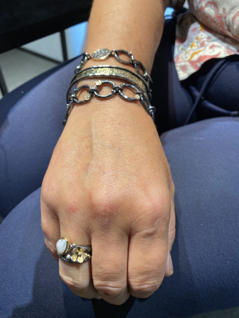 By Birdie "Dubeca Keshi Flower" ring i sølv med gult gull detaljer, diamanter og ferskvannsperle.