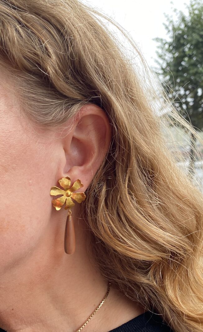 Susanne Friis Bjørner blomst ørepynt i forgylt sølv med morganite-krystall