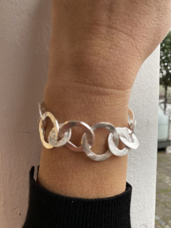 Susanne Friis Bjørner armbånd i sølv med børstede ringer i ulike størrelser