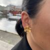 Susanne Friis Bjørner blomst ørepynt i forgylt sølv