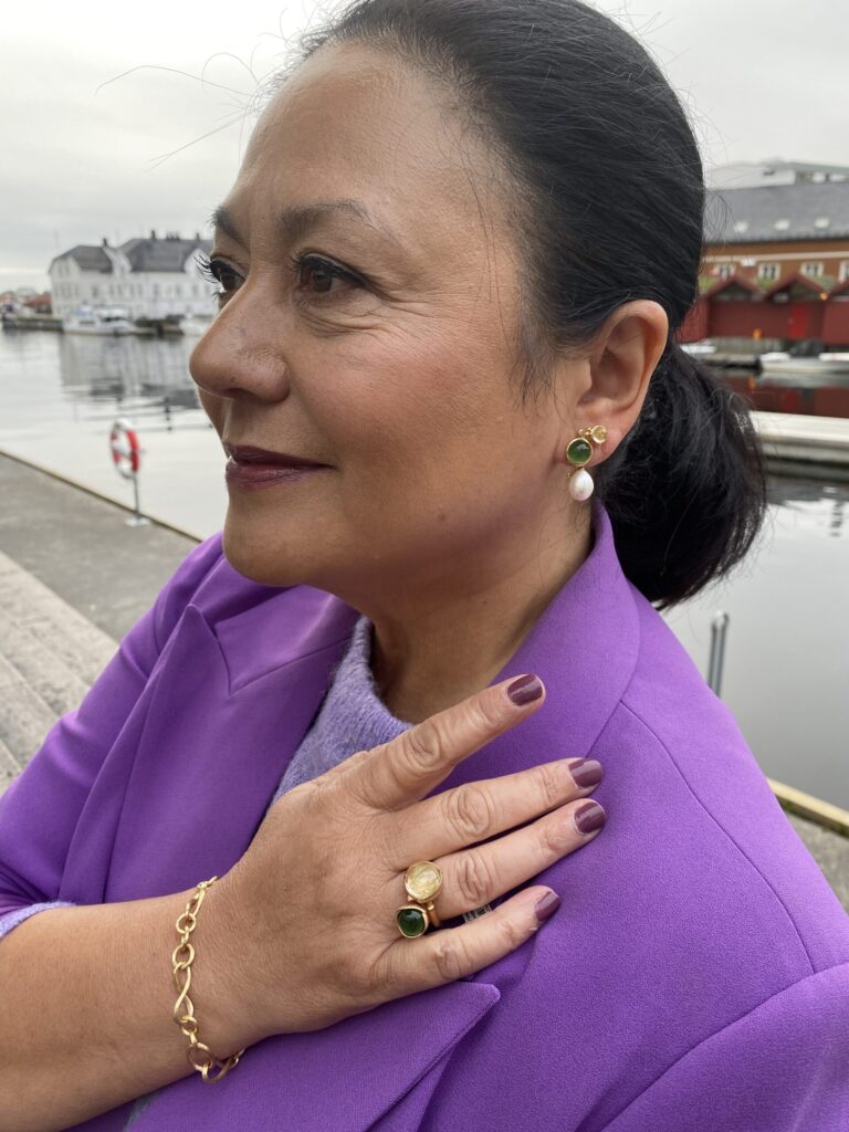 OLE LYNGGAARD COPENHAGEN Lotus ørepynt i gult gull med serpentin og rutilkvarts
