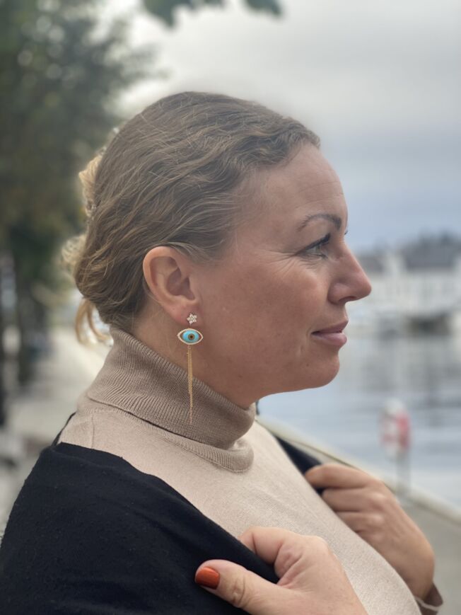 Tilbehør i gult gull, til å henge på Ole Lynggaard sine øredobber.