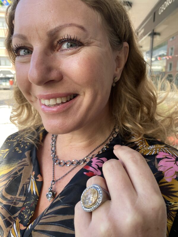 By Birdie "Fairy Frog" anheng i sølv med perle
