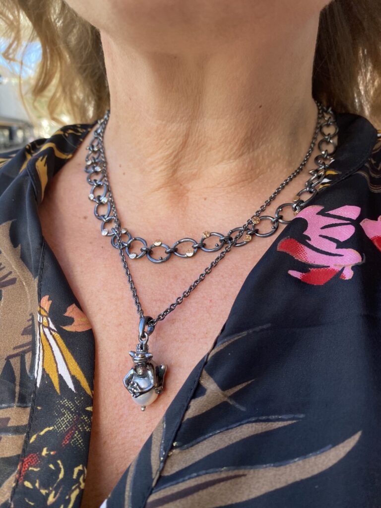 By Birdie "Orion tiny" kjede i sølv med gult gull detaljer