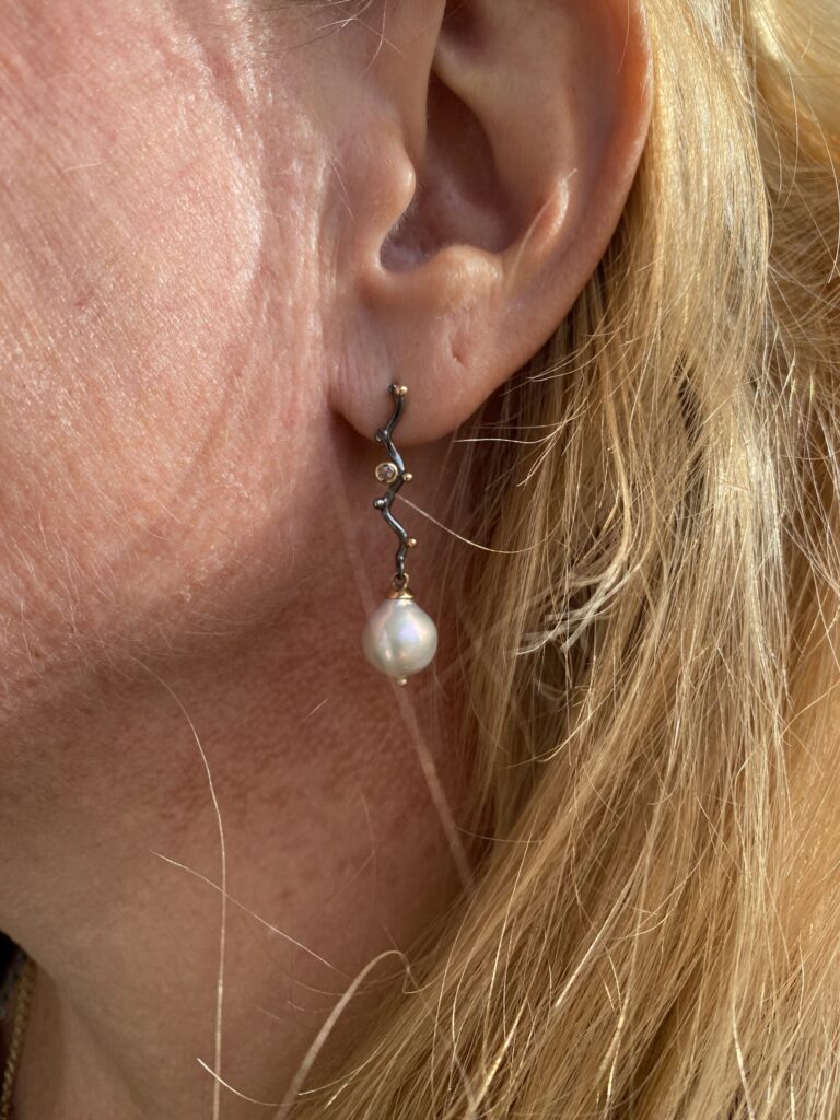 By Birdie "Ears Urban Buds Grace" ørepynt med sydhavsperle