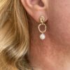By Birdie "Ellen Golden Pearl" ørepynt med perle
