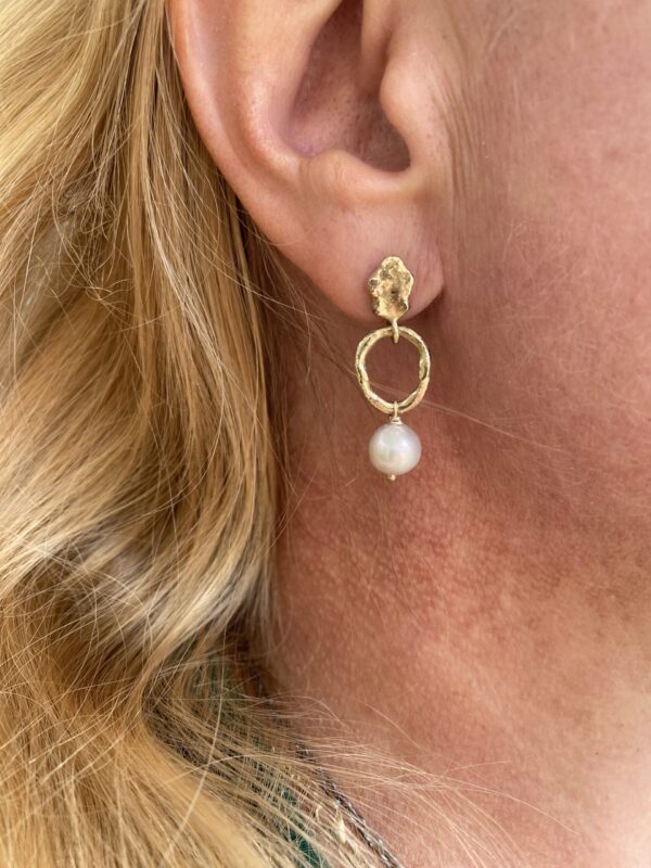 By Birdie "Ellen Golden Pearl" ørepynt med perle