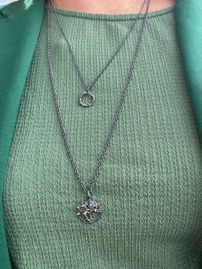 By Birdie "Tree of Life" anheng i sølv med gult gullsdetaljer og diamant