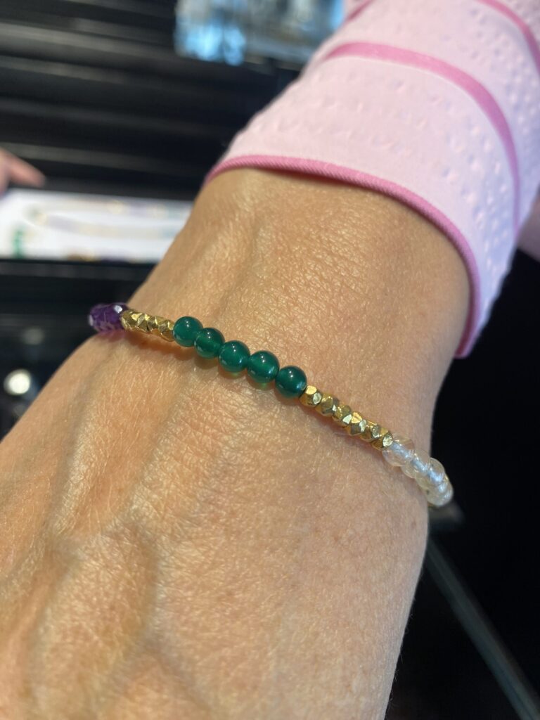 Susanne Friis Bjørner armbånd i forgylt sølv med rutilkvarts, ametyst, grønn agat og ferskenfarget månesten