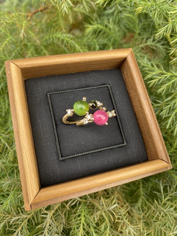 Noën "Stellini" medium ring i gult gull, med diamanter, peridot og grønn turmalin