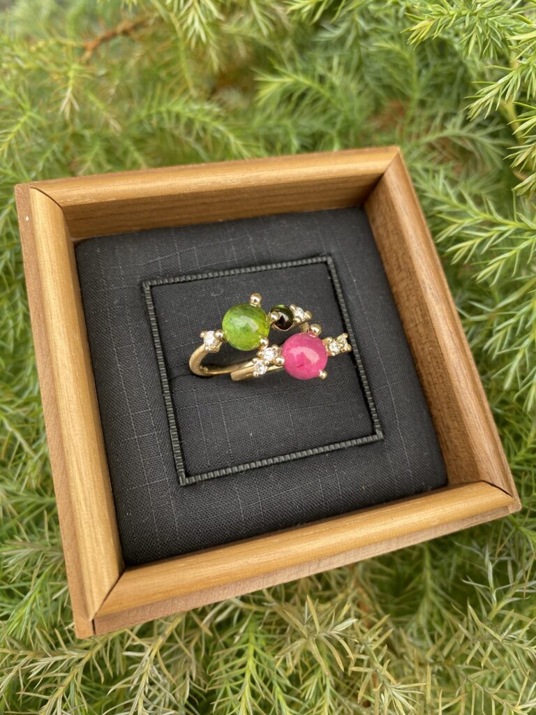 Noën "Stellini" medium ring i gult gull, med diamanter, peridot og grønn turmalin