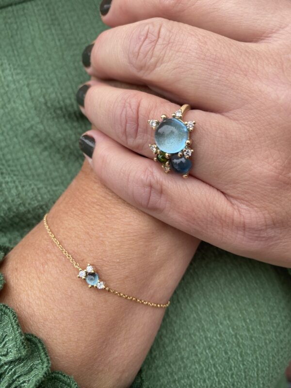 Noën «Stellini» armbånd i gult gull, med diamanter og topas