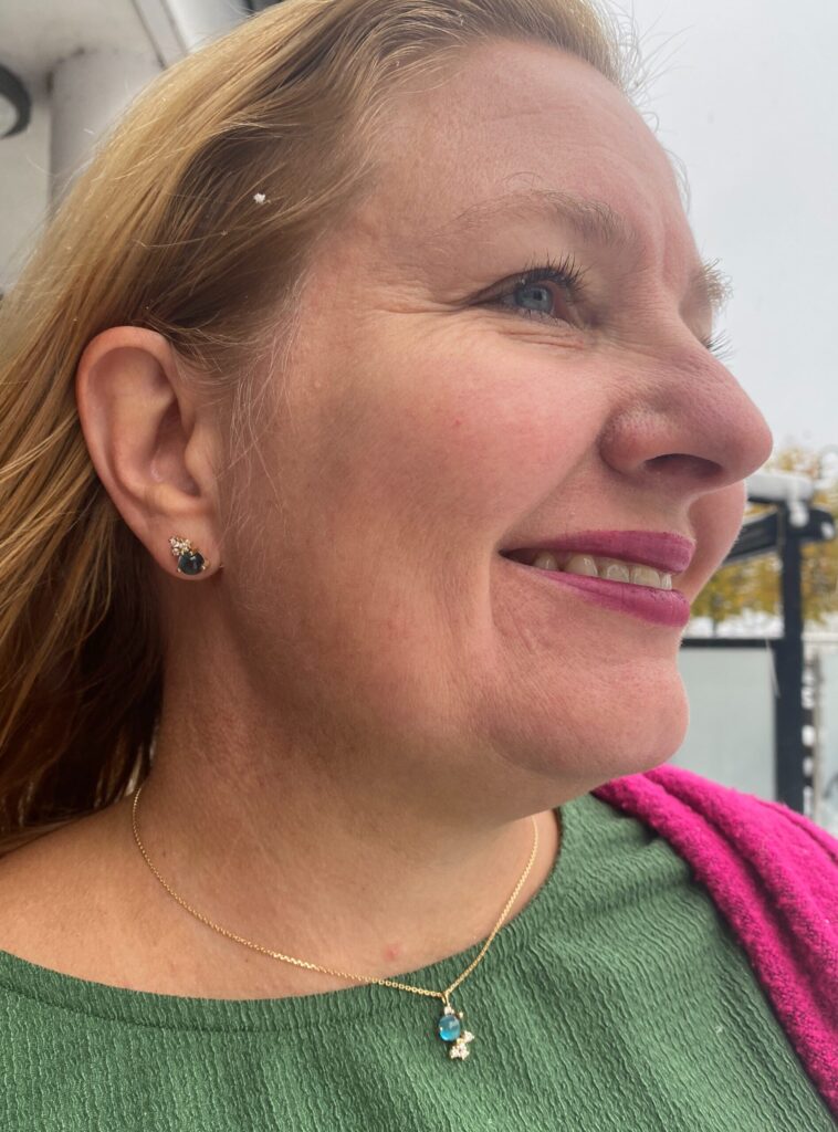 Noën «Stellini» ørepynt i gult gull, med diamanter og London blå topas