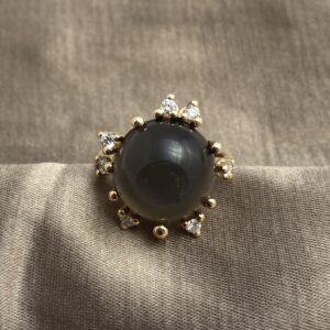 Noën "Stellini grand" ring i gult gull, med diamanter og grå månesten