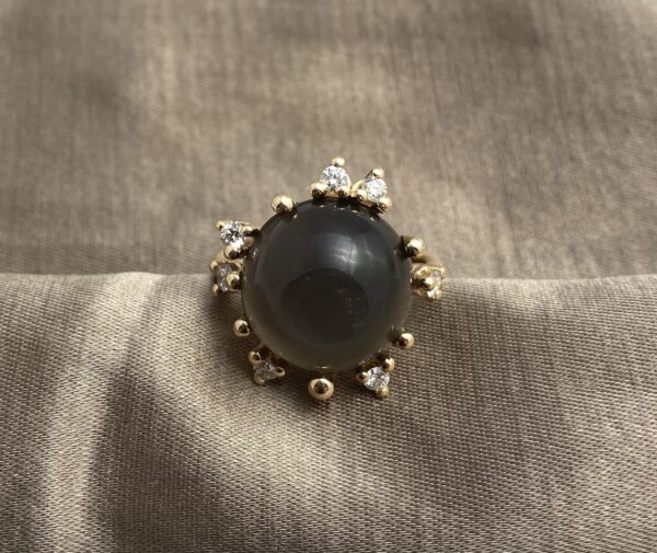 Noën "Stellini grand" ring i gult gull, med diamanter og grå månesten