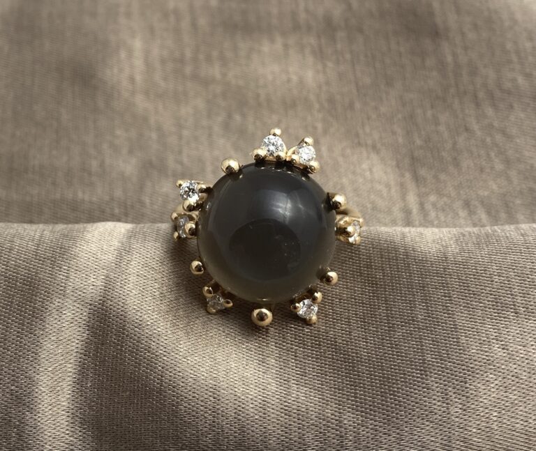 Noën "Stellini grand" ring i gult gull, med diamanter og grå månesten