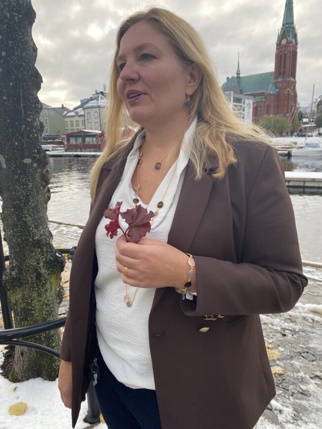 Susanne Friis Bjørner kjede i forgylt sølv med dråpeformet røkkvarts