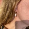Susanne Friis Bjørner vridd ørering i forgylt sølv med ferskvannsperle
