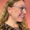 Susanne Friis Bjørner ørepynt i forgylt sølv med dråpeformet røkkvarts