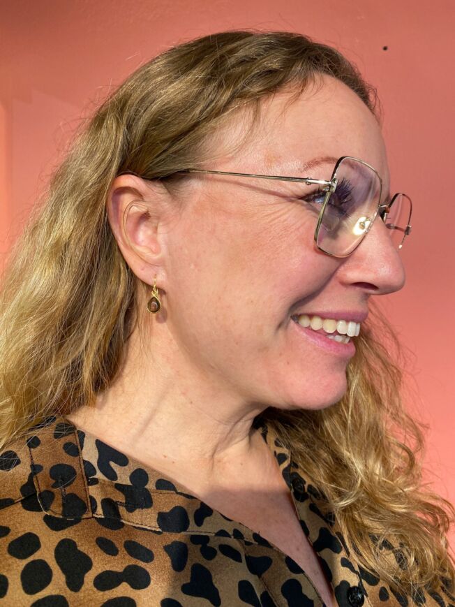 Susanne Friis Bjørner ørepynt i forgylt sølv med dråpeformet røkkvarts