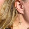 Susanne Friis Bjørner balanseørepynt i forgylt sølv med dråpeformet røkkvarts