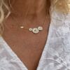 Georg Jensen “Daisy 4 flower” kjede i forgylt sølv med hvite emalje blomster