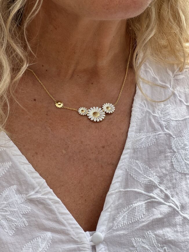 Georg Jensen “Daisy 4 flower” kjede i forgylt sølv med hvite emalje blomster