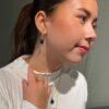 Susanne Friis Bjørner øreanheng til creoler/ øreringer med dråpeformet London blå krystall, forgylt sølv