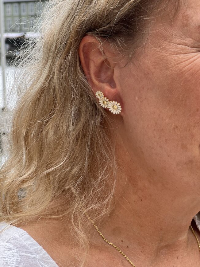 Georg Jensen “Daisy ørepynt" i forgylt sølv med 3 hvite emaljerte blomster