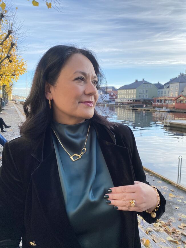 Ulrikke Vogt "Polygon medium hoop" ørepynt i forgylt sølv