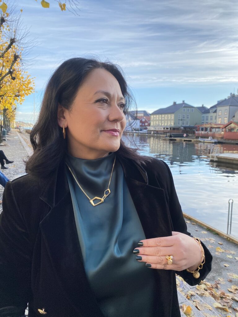 Ulrikke Vogt "Polygon medium hoop" ørepynt i forgylt sølv