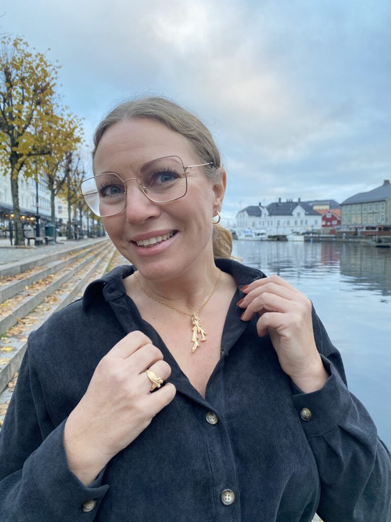 Matte Coral anheng i forgylt sølv